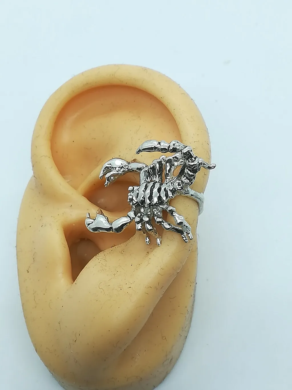 サソリが耳にしがみつくイヤーカフ