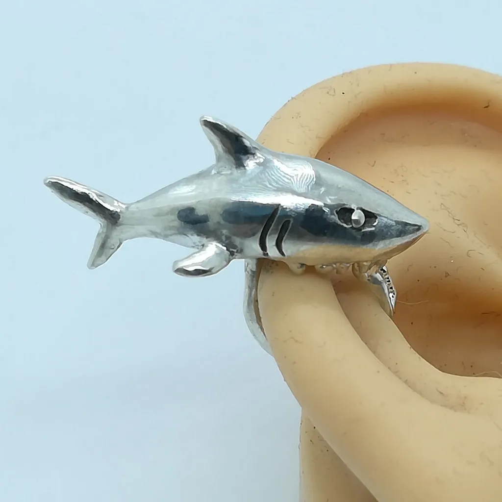 サメが耳にかじりつくイヤーカフ