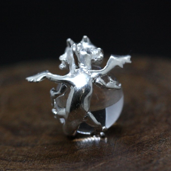 水晶にしがみつくドラゴンの赤ちゃんネックレス - 画像 (4)