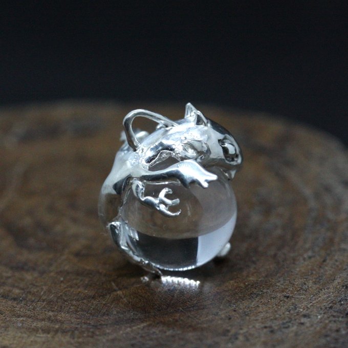 水晶にしがみつくドラゴンの赤ちゃんネックレス - 画像 (5)