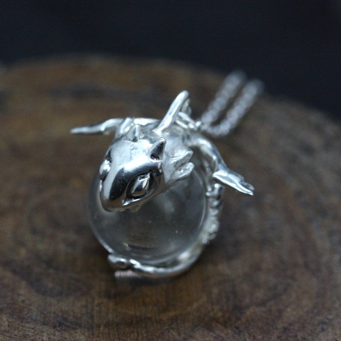 水晶にしがみつくドラゴンの赤ちゃんネックレス