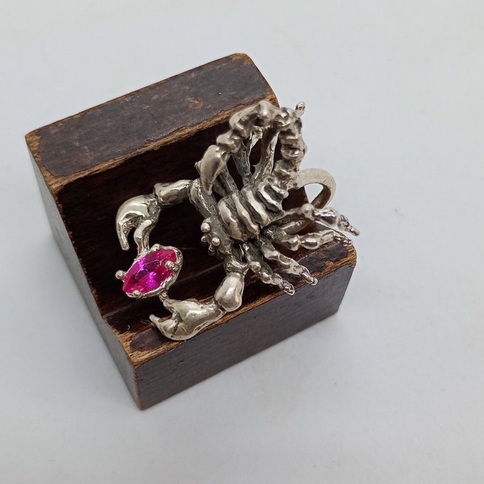 ルビーをつまむサソリのイヤーカフ