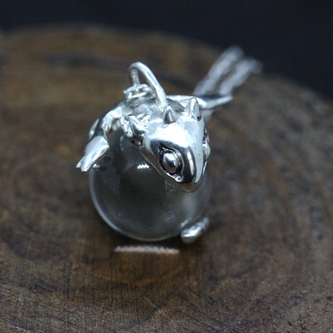 水晶にしがみつくドラゴンの赤ちゃんネックレス - 画像 (3)