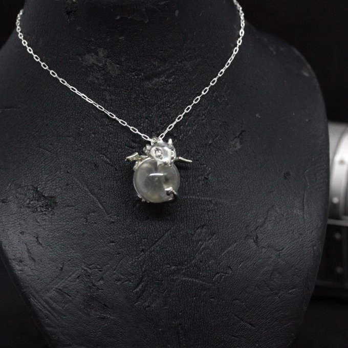 水晶にしがみつくドラゴンの赤ちゃんネックレス - 画像 (6)