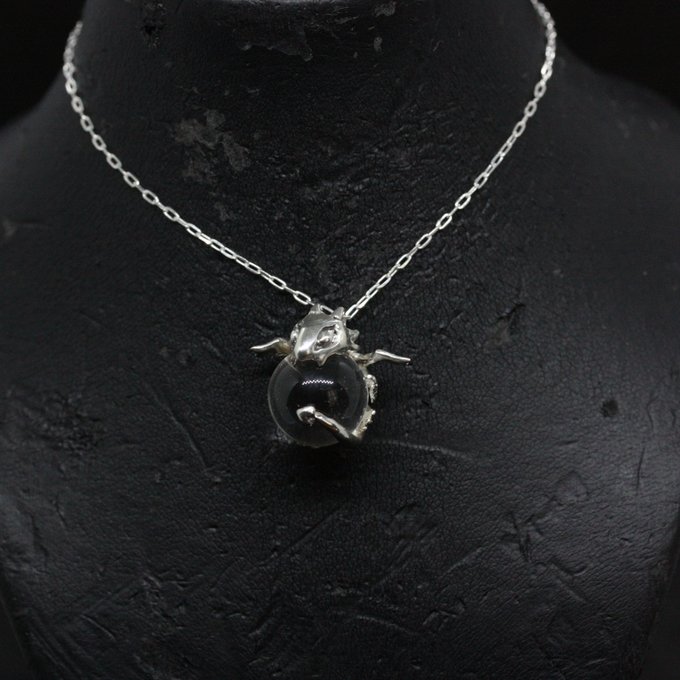 水晶にしがみつくドラゴンの赤ちゃんネックレス - 画像 (12)